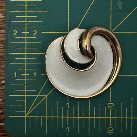 Vintage CROWN TRIFARI Brooch White Enamel Gold Tone Swirl Loop Mid Century - Picture 6 of 10